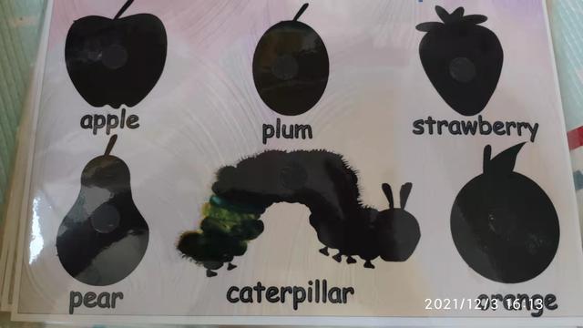 我和可宝怎么玩英文绘本——《The  very  hungry  caterpillar》