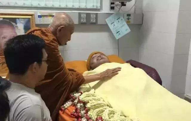 泰国92岁高僧：一生捐款超12亿，国王向他下跪，送葬队伍长16公里