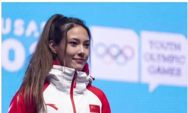 “我爸是总裁,哥开库里南”女网红大骂怀孕女工,酒店发声后她怂了