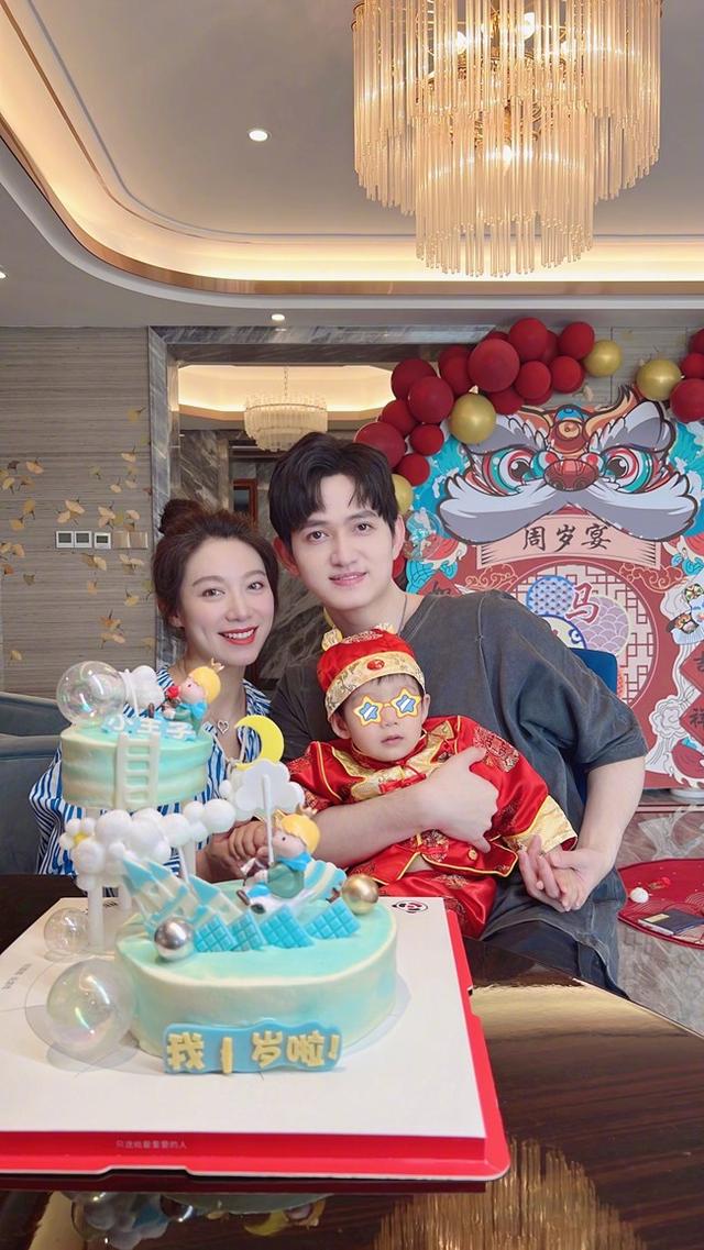马可为儿子办豪华周岁宴，王丹妮全身名牌出镜！一条项链价值10万