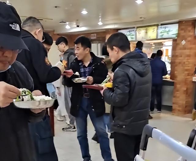 北大食堂“站饭图”走红，属“校园文化”见怪不怪，学霸真不好当