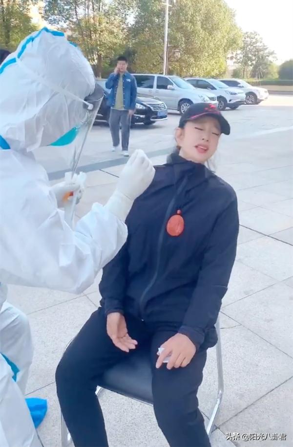 69岁刘晓庆做核酸检测狂卖萌，化浓妆开十级美颜，面容僵硬好吓人