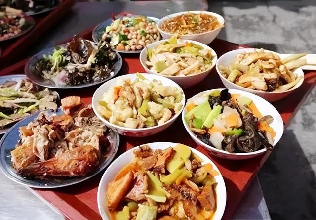 雍正去浙江视察，见大臣亲自给灾民发粥，回京后立刻举荐他升职