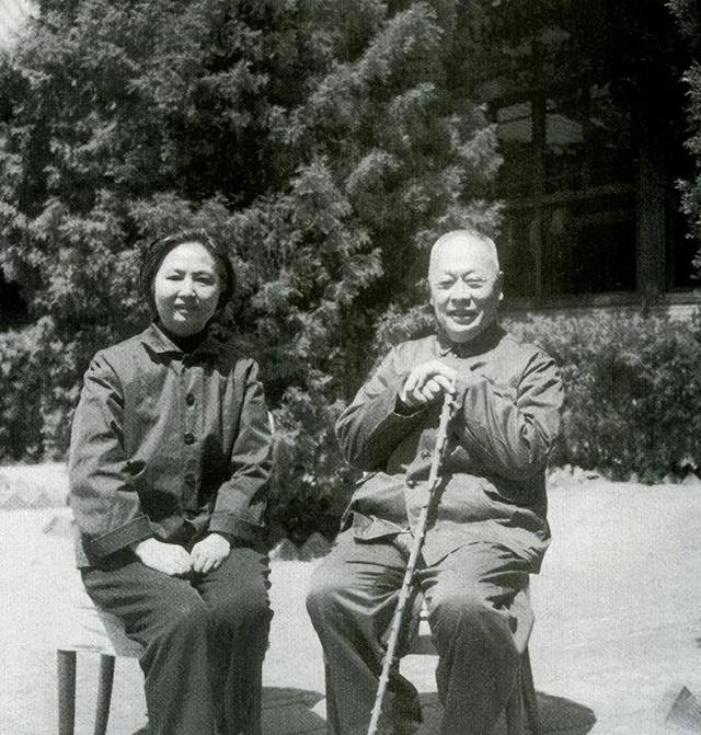 1972年陈毅逝世，毛主席现身追悼会，一举动让张茜泪奔：怎么敢当