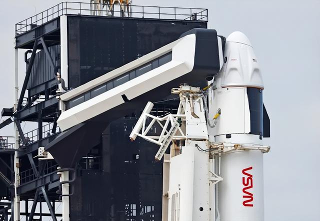 SpaceX载人飞船停产！美航天员坐扫帚飞向空间站？空间站正闹分家
