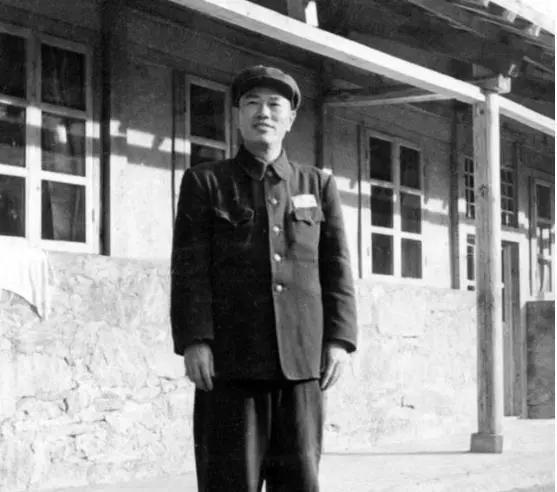 77年邓华回京，要求洪学智回部队，邓小平：让他去国防工业办吧
