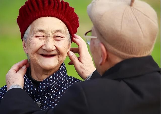 多散步对血管好？医生建议：50岁之后，坚持做这2件事或比运动好