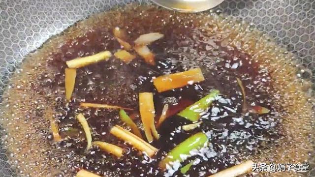 清蒸鲈鱼，别用盐和料酒腌制，教你几个窍门，鱼肉鲜嫩，不腥不柴