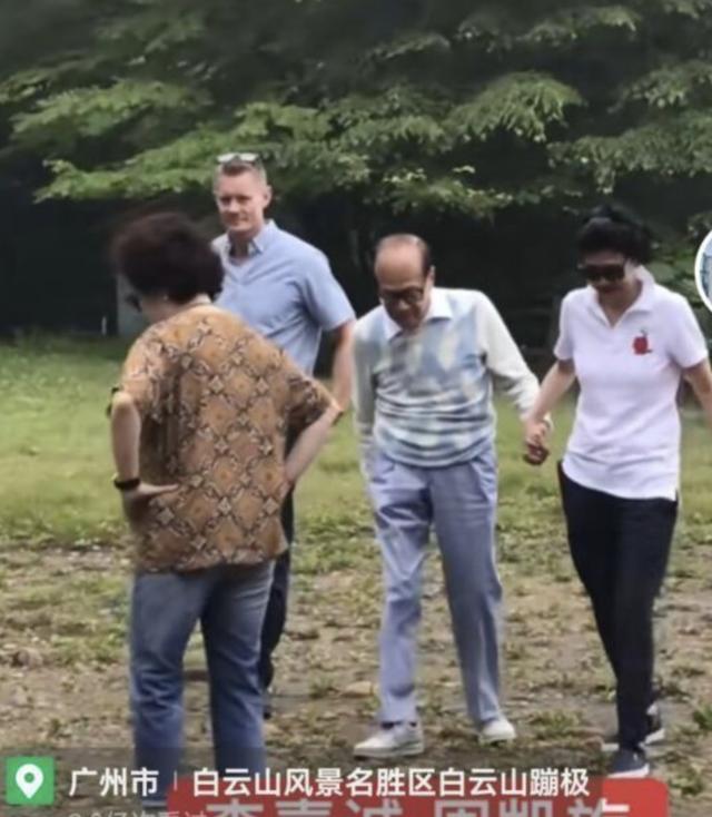 李嘉诚携周凯旋现身白云山，两人十指紧扣踏青，相识29年默契十足