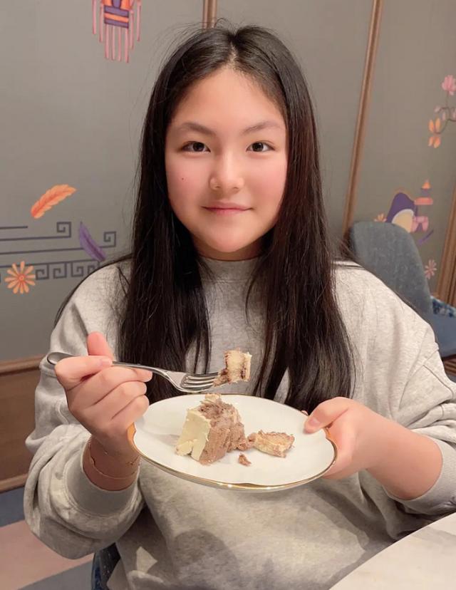 12岁王诗龄在家做蛋糕！面部红润尖下巴抢镜，新豪宅曝光大如宫殿