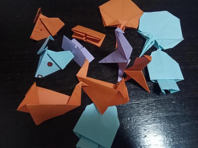 三岁娃儿爱折纸，读书，做题，做手工