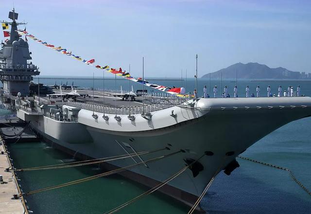 台军大举练兵之际，山东舰被拍到现身台湾海峡，疑似通过金门外海