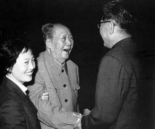 1983年乔冠华去世，临终前希望与妻子死后合葬，章含之为何拒绝？