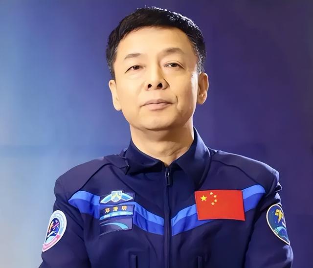 苦训24年无缘“飞天”，航天员邓清明：人生最坏，不过是大器晚成