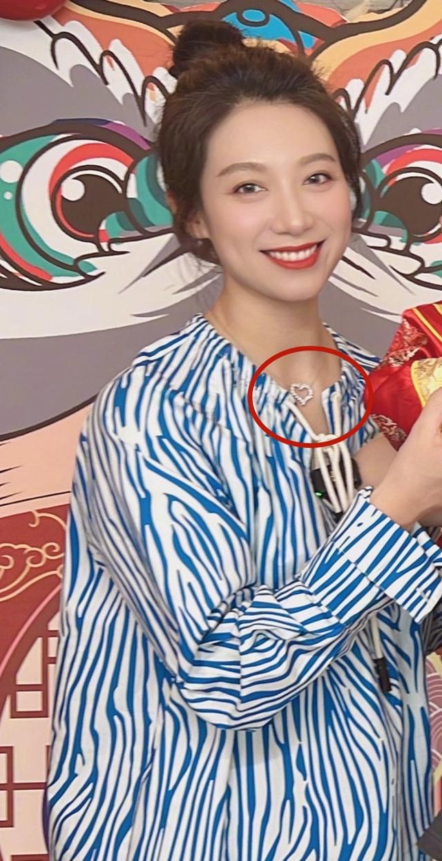 马可为儿子办豪华周岁宴，王丹妮全身名牌出镜！一条项链价值10万
