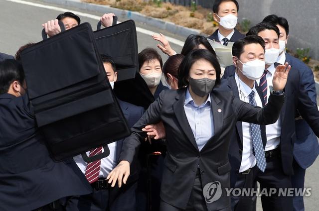 朴槿惠今日返乡：数千支持者在老家别墅旁夹道欢迎；尹锡悦或邀请她出席总统就职仪式