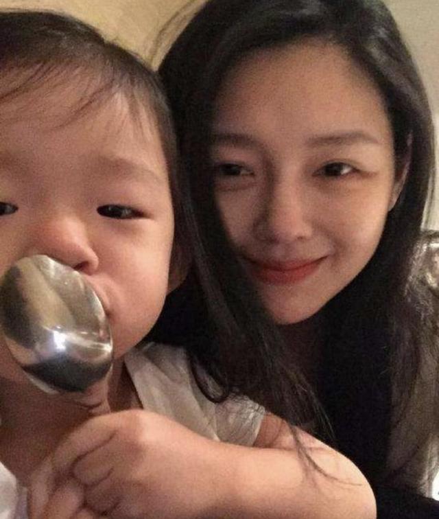 大 s在36岁左右生下一胎大女儿,那时她身材严重走样,但好在女儿是贴心