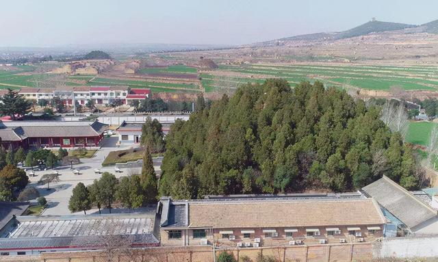 1960年，武则天孙女墓出土，墓中一人枯坐千年，牵出一段凄美爱情