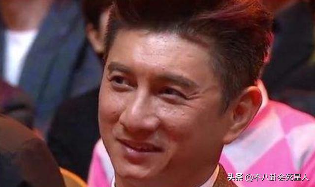 “假冻龄男神”被揭穿，脸肿、僵硬、笑不出来，钟汉良尤其明显
