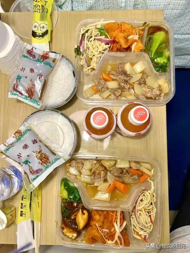 东北小伙晒隔离餐，菜量是南方3倍，网友：在家也吃不到这么好