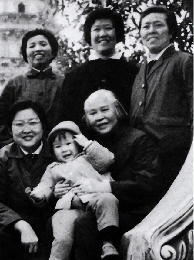 84年贺子珍病逝，后事安排成难题，邓小平一锤定音，做出两条批示