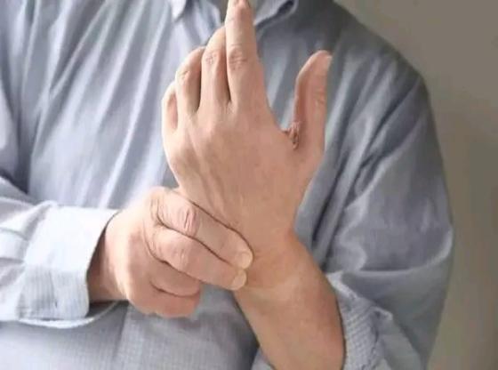 经常“手麻”是怎么回事？提醒：多半和8个原因有关，快看看
