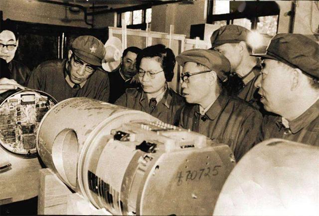 中国首枚原子弹爆炸成功，毛主席却要求先通知日本，这究竟是为何