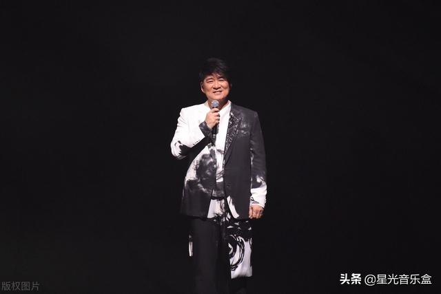 周华健写了16首歌，李宗盛只选了两首，其中《吻我的宝贝》成为了年度金典。
(图2)