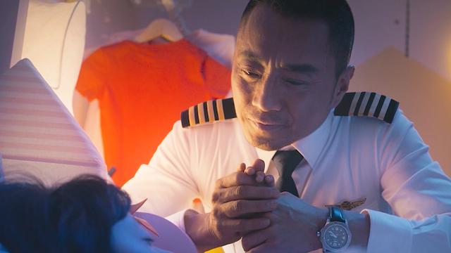 飞机万米高空玻璃爆裂,副机吸出窗外,机长34分钟迫降128人!催泪片