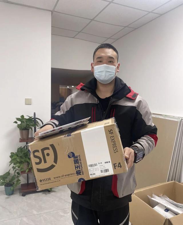 配送小哥太难抢！封控小区买菜买药，特殊时刻靠“智勇双全”