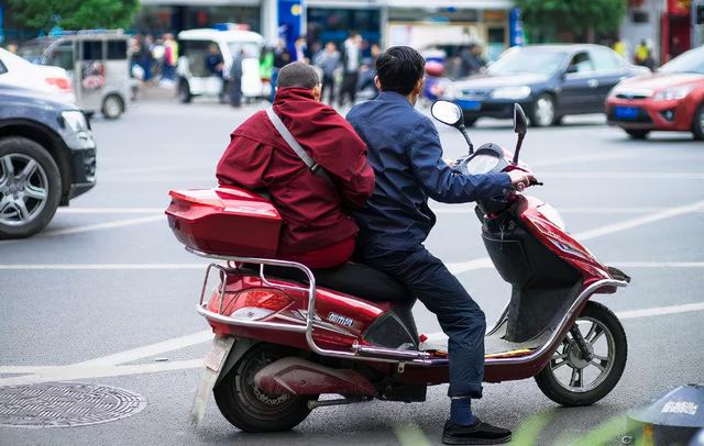 电摩考驾照就算了，还要收“培训费”，车主无奈：半辆车的钱没了