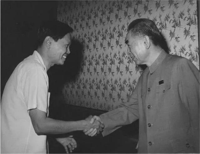 1973年杨振宁回国探亲，周总理问他想看谁，答：想看毛主席