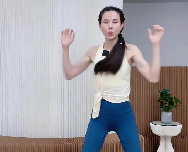 母女隔空互动！55岁李若彤直播间连线母亲，被指继承对方美貌