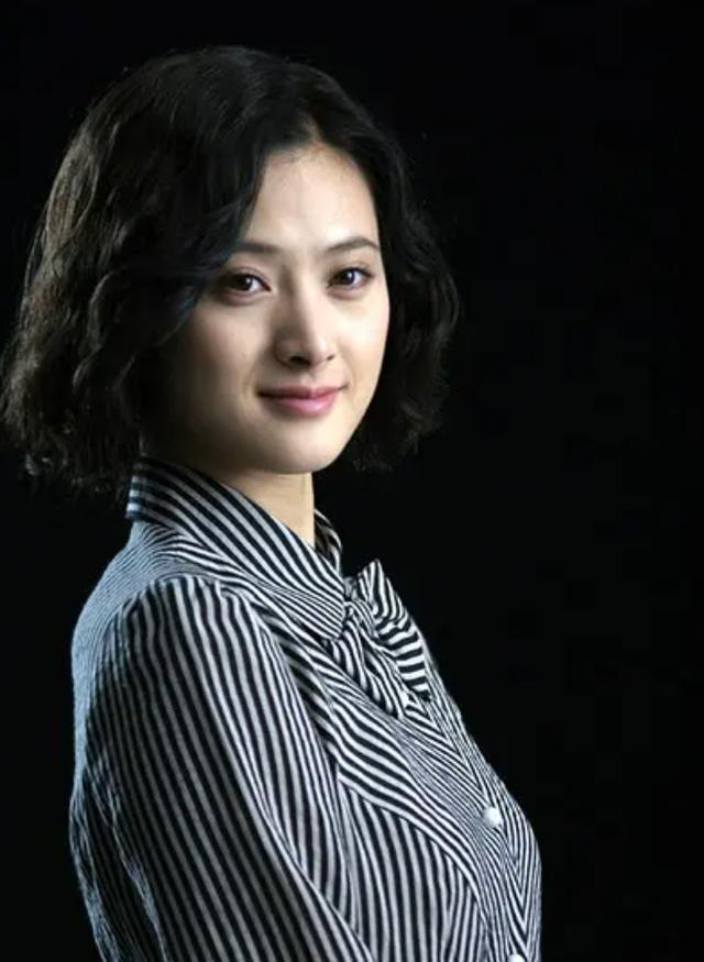 隋俊波：父亲禁止她恋爱，错过靳东保剑锋后被催婚，如今怎样了？