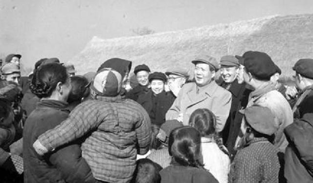 55年浙江一农民朝毛主席专列扔石头，被捕后，该如何处置？