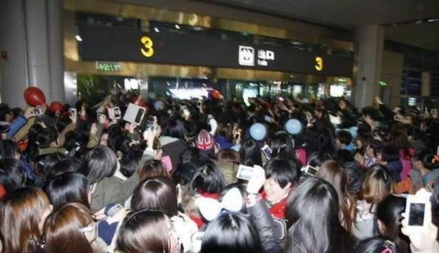 邓伦的“致富之路”，和他背后的3个女人