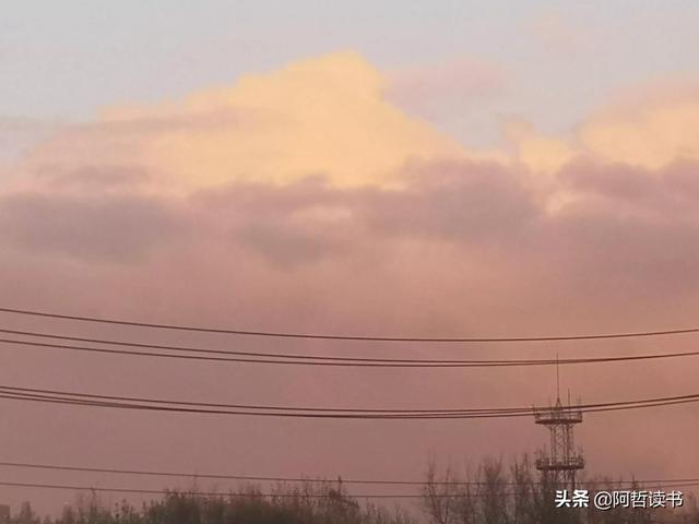 傍晚的天空，今日大不同，西边飘阴云，东边飞彩霞
