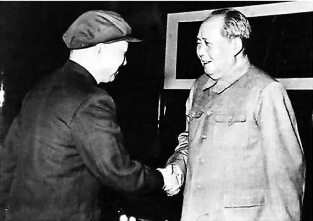 毛主席给钱学森递烟，钱学森准备接，主席突然收回笑道：自力更生