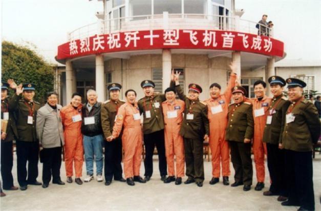 歼-10双喜临门，“生日”当天参加巴铁阅兵式，真是我国的争气机