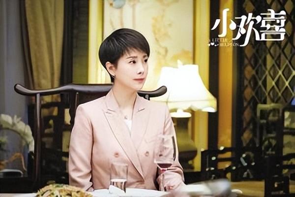 45岁海清戏外美满，嫁高中初恋相爱超20年，14岁儿子是高颜值学霸