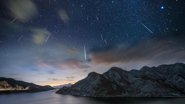 美国上空出现神秘巨响，深夜惊现巨型火球坠落，多名群众目击过程