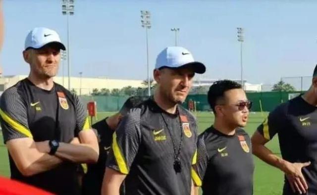 从1-1到4-2，中国足协如释重负，战术得当+球员拼命，国足被骂醒