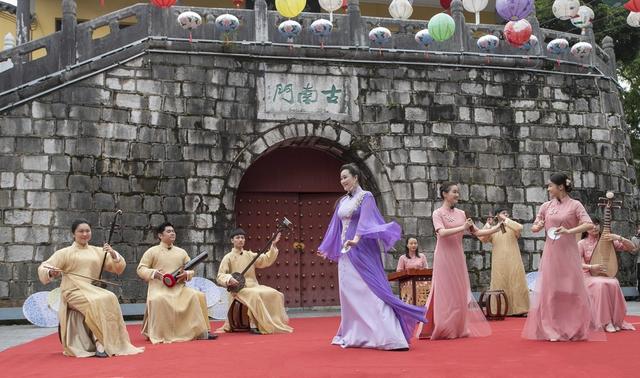 桂林：桂剧、彩调经典片段在古南门实景展演