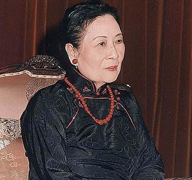 03年宋美龄在梦中去世，隔天清晨遗体被裹在羊毛毯中送出公寓