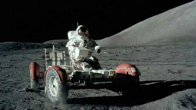 为什么地球上能够看到群星璀璨，而月球上却拍不到星星？