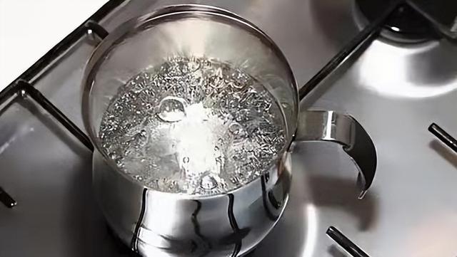 长期喝电热水壶烧的水，会伤害身体甚至致癌？看看医生怎么说