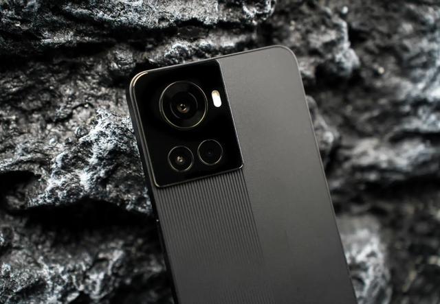 预算在2500元以内，可以看看这几款手机，性价比很不错（最新版）