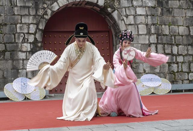 桂林：桂剧、彩调经典片段在古南门实景展演