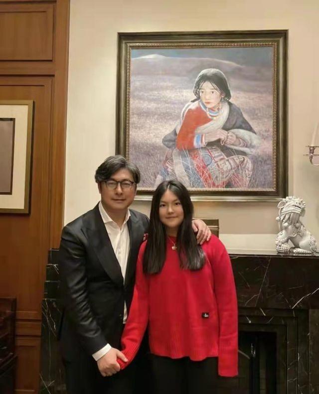 王诗龄气质大变！才12岁就变成熟，穿炫富造型意外比李湘更顺眼
