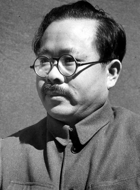 1950年徐向前去怀仁堂开会，周恩来看着最后一排笑了：你换个座位